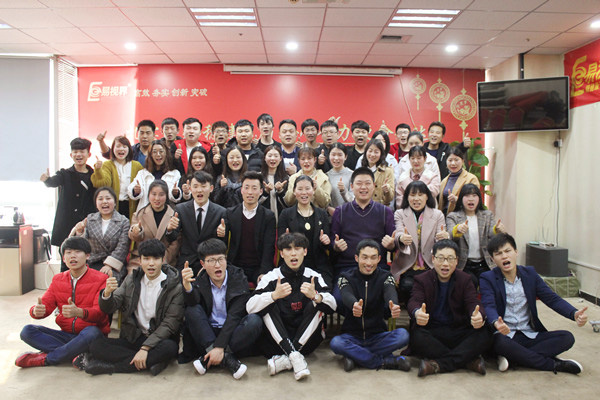 溫馨的團(tuán)隊合影