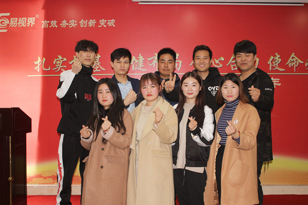 溫馨的團(tuán)隊合影