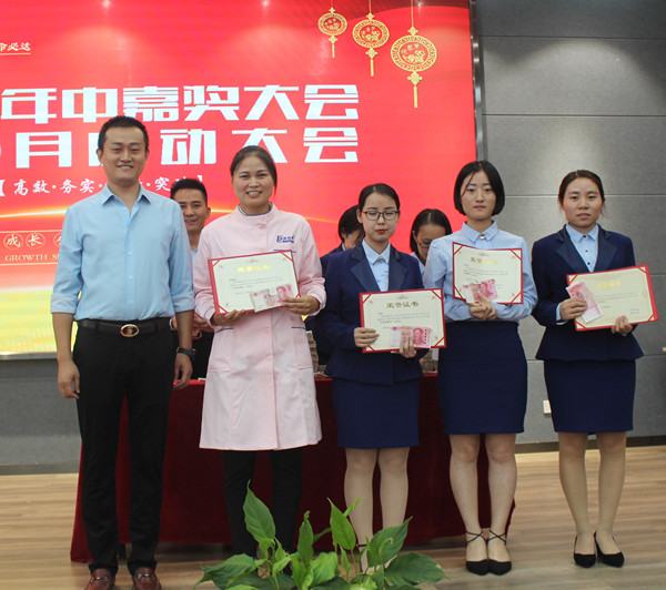 易視界表現(xiàn)優(yōu)秀的小伙伴上臺領(lǐng)獎