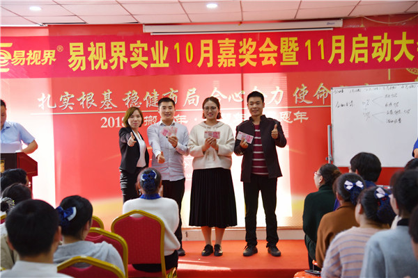 上臺(tái)領(lǐng)獎(jiǎng)的小伙伴好開心