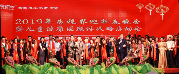 與藝術家們合影留念