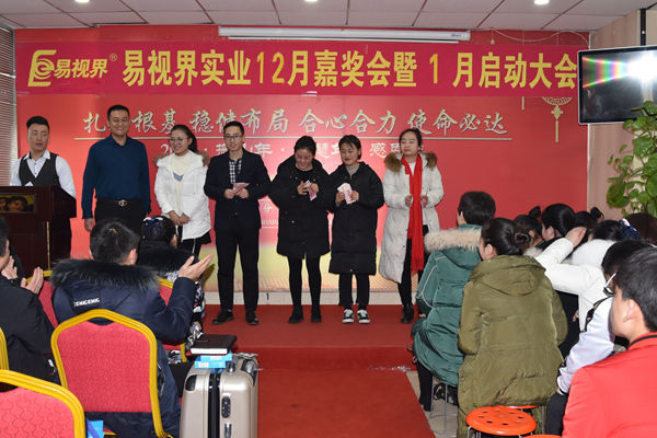 上臺(tái)領(lǐng)錢很開心