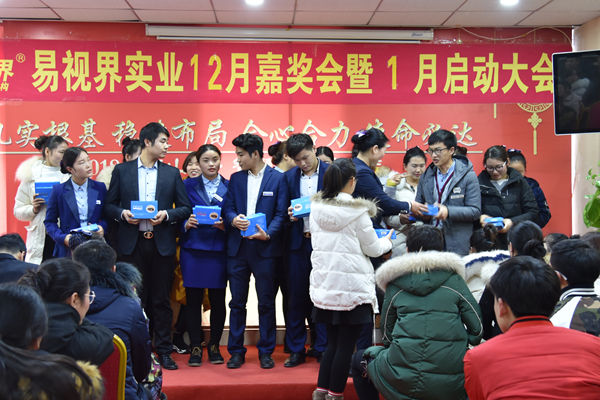 入職滿一年的小伙伴上臺(tái)領(lǐng)取感恩眼貼