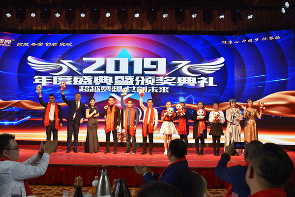 10名幸運觀眾上臺領獎