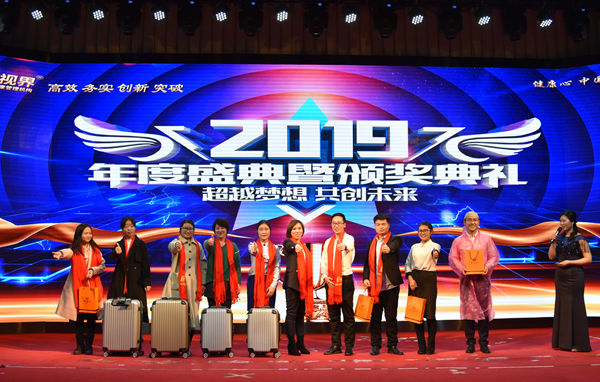 現(xiàn)場獲獎的8名幸運觀眾上臺領獎