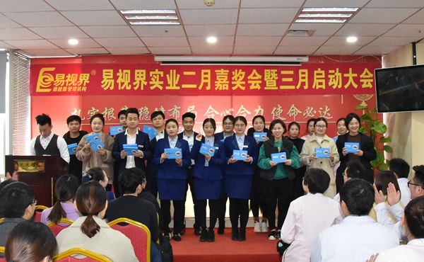 入職滿一年的小伙伴上臺領(lǐng)取感恩眼貼