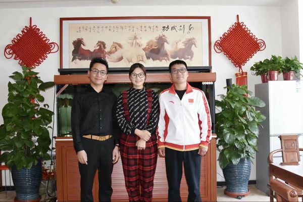 北京雙奧集團尤小龍總裁、中國著名戲歌雙棲明星、66國選美國際皇后王光姣與易視界陶總合影