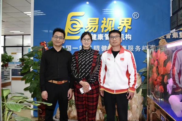 北京雙奧集團尤小龍總裁、中國著名戲歌雙棲明星、66國選美國際皇后王光姣與易視界陶總合影