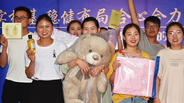 易視界5月份表現(xiàn)優(yōu)秀的伙伴上臺領(lǐng)取屬于自己的獎品