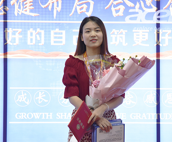 7月表現(xiàn)優(yōu)秀的小伙伴上臺領(lǐng)獎