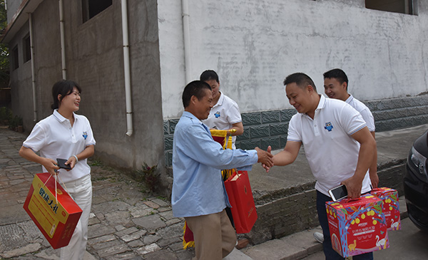 易視界創(chuàng)始人岳總和高層人員的到來，史亞男家人表示熱烈的歡迎