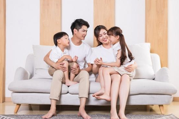 孩子要玩手機(jī)，爸媽應(yīng)該怎么辦