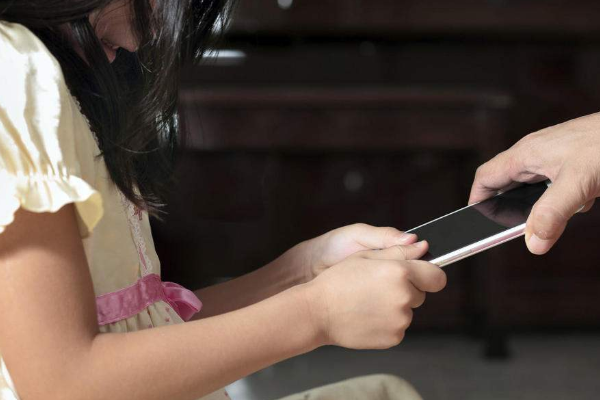 孩子要玩手機(jī)，爸媽應(yīng)該怎么辦