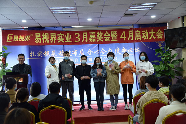 3月份表現(xiàn)優(yōu)秀的伙伴上臺領(lǐng)獎