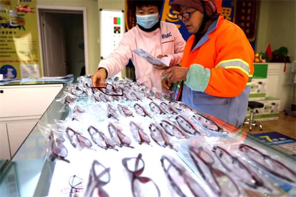 愛(ài)心聚焦！易視界300多副老花鏡暖了環(huán)衛(wèi)工人的心！