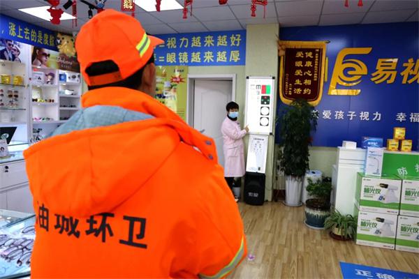 愛(ài)心聚焦！易視界300多副老花鏡暖了環(huán)衛(wèi)工人的心！