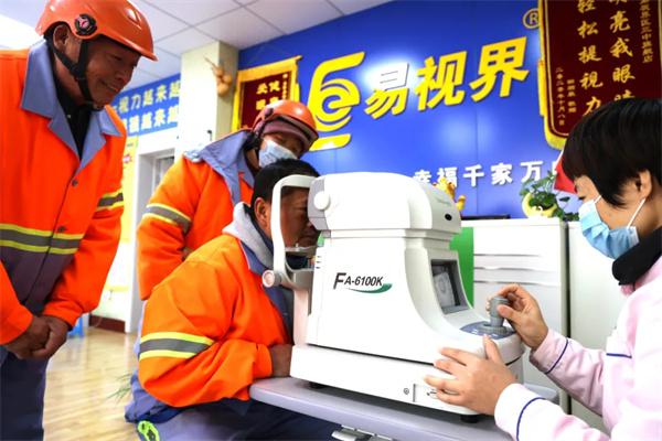 愛(ài)心聚焦！易視界300多副老花鏡暖了環(huán)衛(wèi)工人的心！