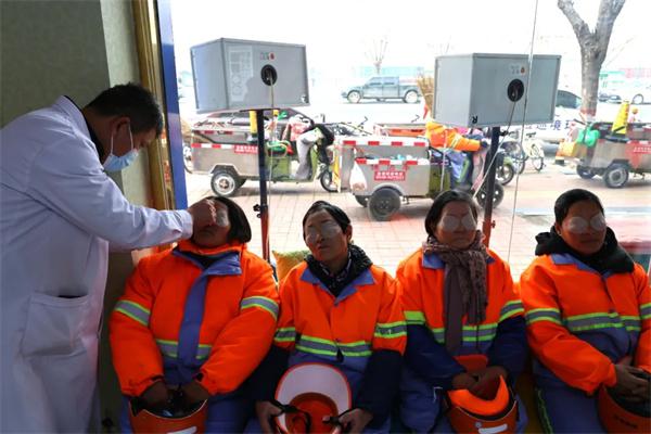 愛(ài)心聚焦！易視界300多副老花鏡暖了環(huán)衛(wèi)工人的心！