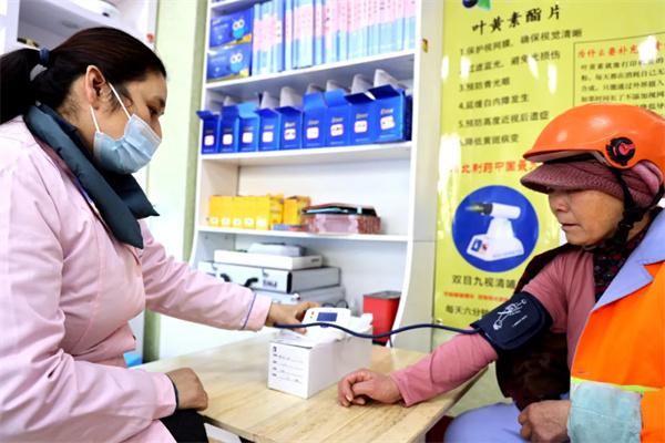 愛(ài)心聚焦！易視界300多副老花鏡暖了環(huán)衛(wèi)工人的心！