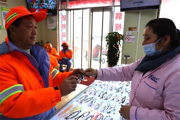 愛(ài)心聚焦！易視界300多副老花鏡暖了環(huán)衛(wèi)工人的心！