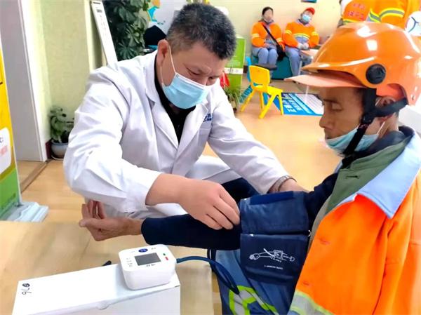 愛(ài)心聚焦！易視界300多副老花鏡暖了環(huán)衛(wèi)工人的心！