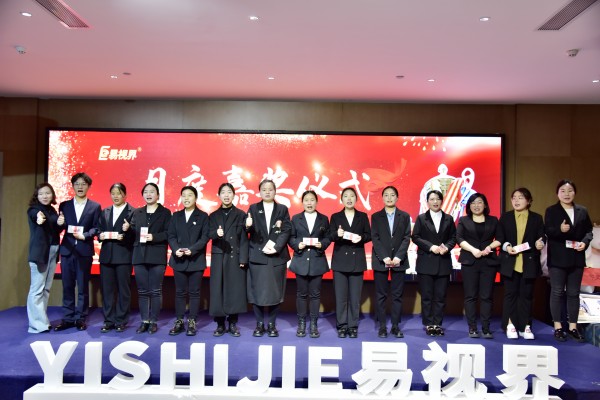 小伙伴上臺領(lǐng)錢了