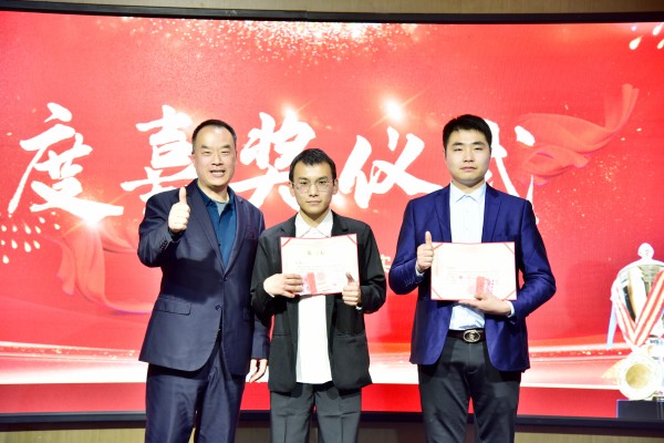 易視界3月小蜜蜂獲得者上臺領(lǐng)獎