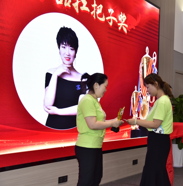 易視界產品扛把子獎獲得者上領獎