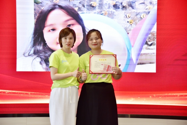 易視界7月技術(shù)優(yōu)秀標(biāo)兵獲得者上臺(tái)領(lǐng)獎(jiǎng)