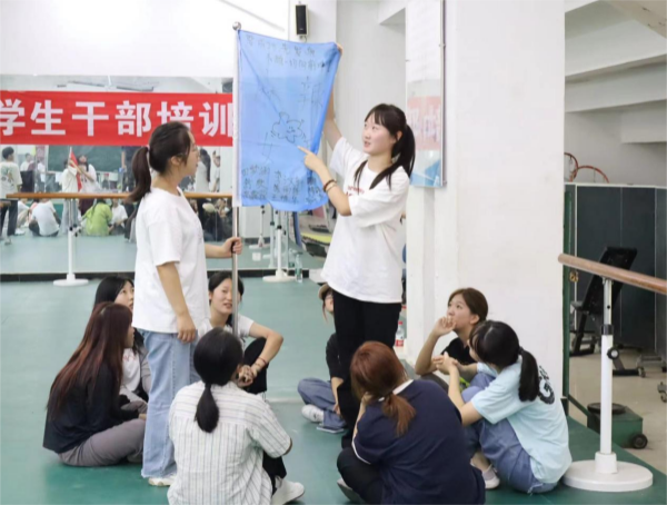 河南經(jīng)貿職業(yè)學院聯(lián)合易視界開展學生干部能力提升培訓