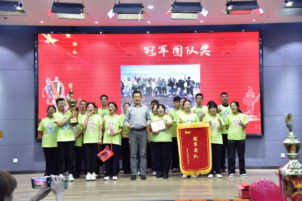 易視界九月冠軍團隊獲得者上臺領(lǐng)獎