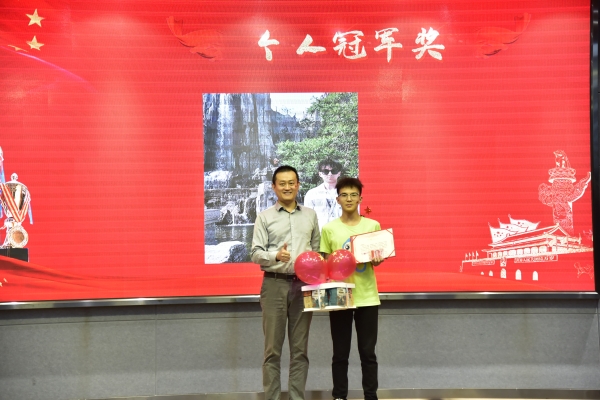 易視界九月個人冠軍獲得者上臺領獎