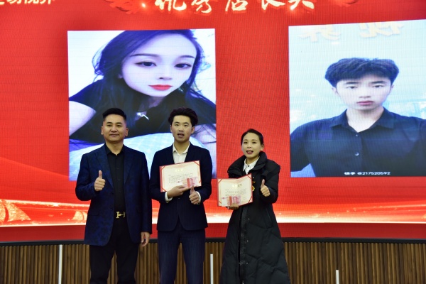 易視界2023年10月優(yōu)秀店長獎獲得者上臺領獎