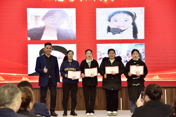 易視界2023年10月優(yōu)秀標兵獲得者上臺領(lǐng)獎