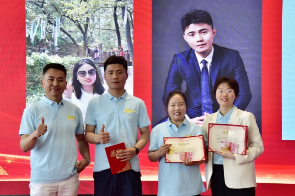 易視界2024年4月優(yōu)秀店長獎獲得者上臺領獎