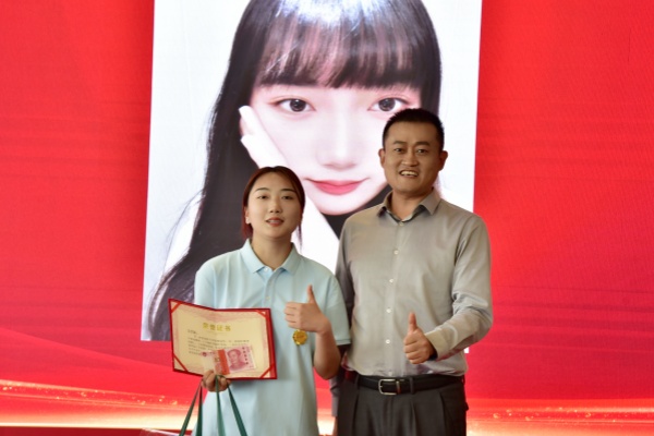 易視界2024年4月個人業(yè)績獎獲得者上臺領獎