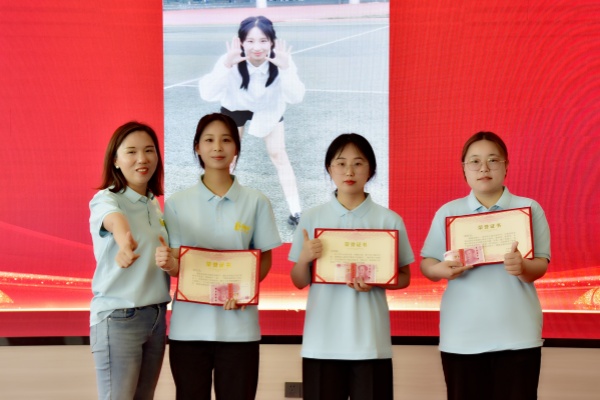 易視界2024年4月店務標兵和技術標兵獲得者上臺領獎