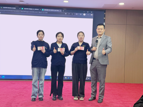 表現(xiàn)優(yōu)秀的易視界伙伴上臺領(lǐng)取屬于自己的榮譽(yù)和獎勵(lì)