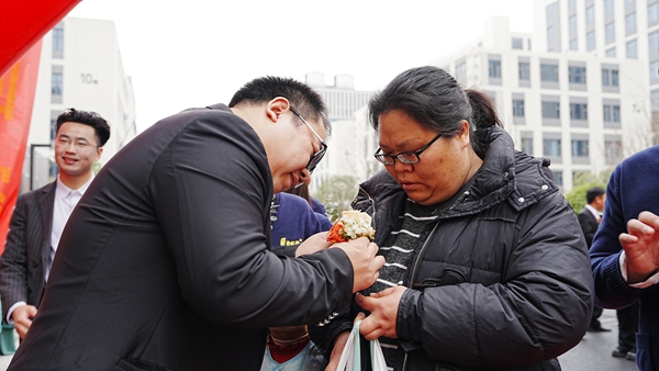 易視界小伙伴為客戶戴胸花