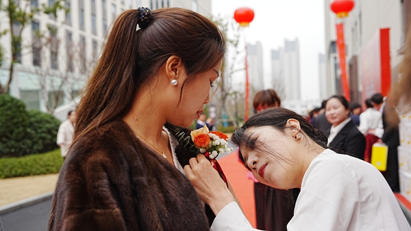 易視界小伙伴為客戶戴胸花