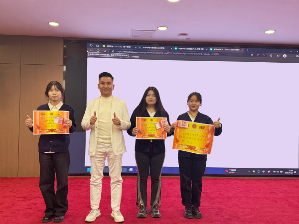 表現(xiàn)優(yōu)秀的易視界伙伴上臺領(lǐng)取屬于自己的榮譽(yù)和獎勵(lì)