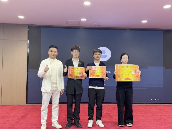 表現(xiàn)優(yōu)秀的易視界伙伴上臺領(lǐng)取屬于自己的榮譽(yù)和獎勵(lì)