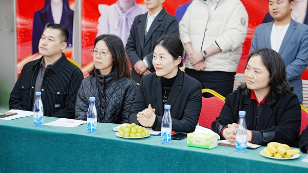 經(jīng)貿(mào)職業(yè)學(xué)院校領(lǐng)導(dǎo)們認(rèn)證聆聽(tīng)經(jīng)貿(mào)嬌子發(fā)言