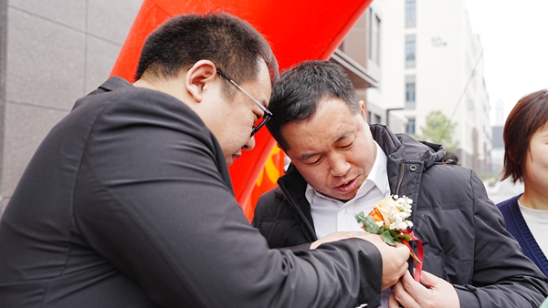 易視界小伙伴為客戶戴胸花