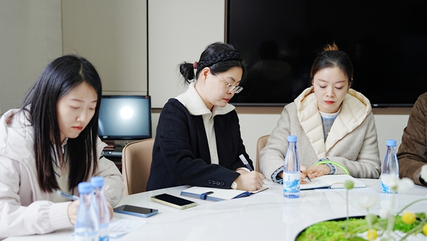 經(jīng)貿(mào)職業(yè)學(xué)院校領(lǐng)導(dǎo)們認(rèn)證聆聽(tīng)經(jīng)貿(mào)嬌子發(fā)言