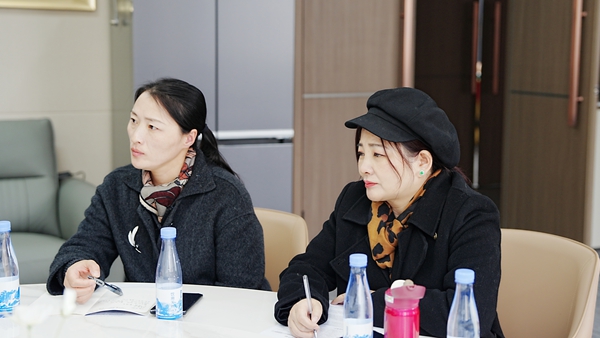 經(jīng)貿(mào)職業(yè)學(xué)院校領(lǐng)導(dǎo)們認(rèn)證聆聽(tīng)經(jīng)貿(mào)嬌子發(fā)言