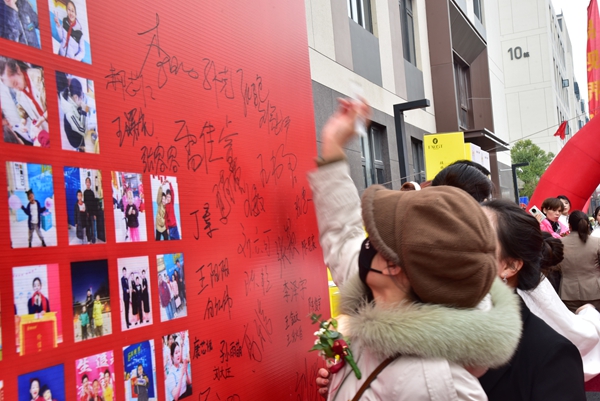 易視界客戶(hù)在簽到墻上簽名