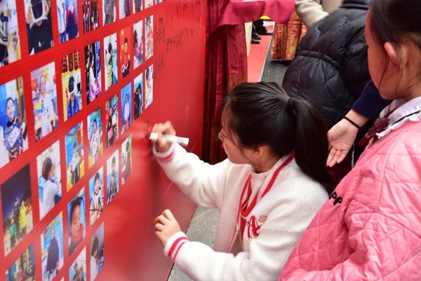 易視界小客戶(hù)在簽到墻上簽名