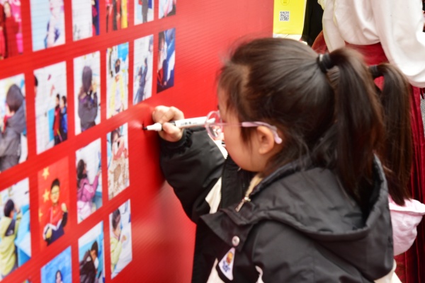 易視界小客戶(hù)在簽到墻上簽名