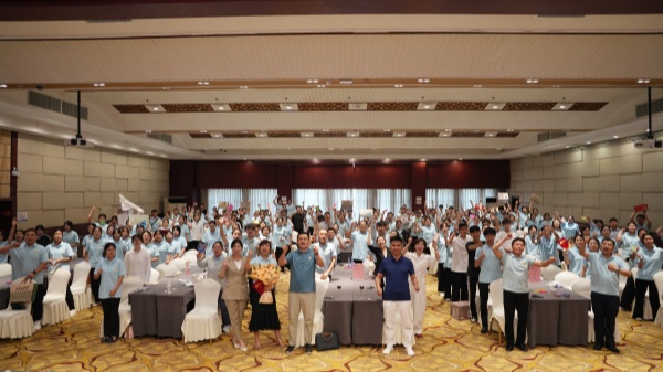 易視界2025年6月嘉獎(jiǎng)會(huì)暨7月啟動(dòng)大會(huì)集體大合照